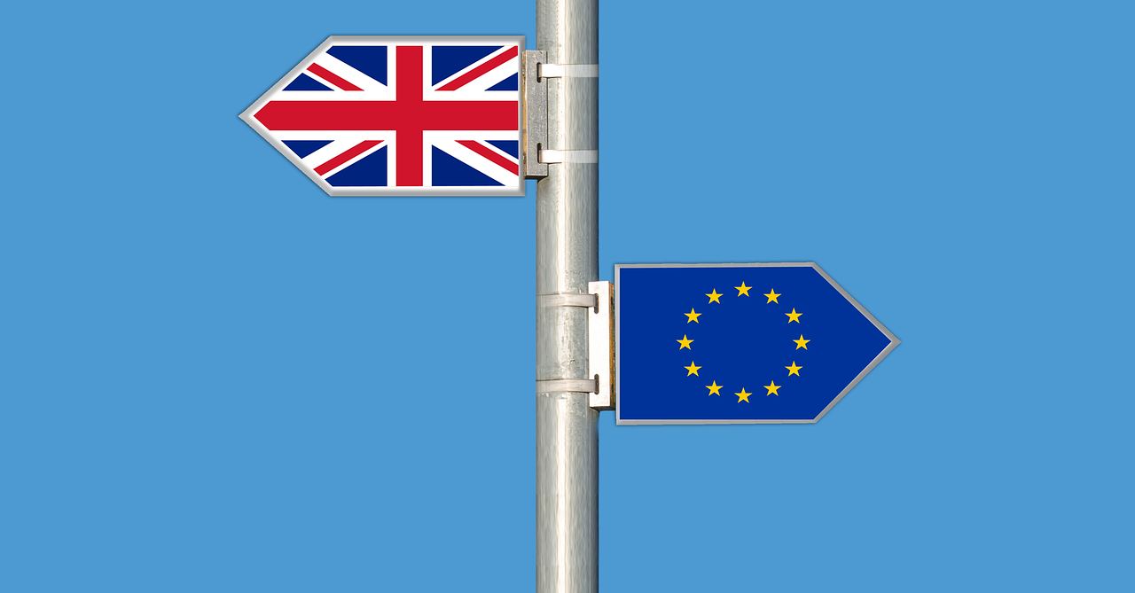 Arrows with UK flag and EU flag pointing opposite directions